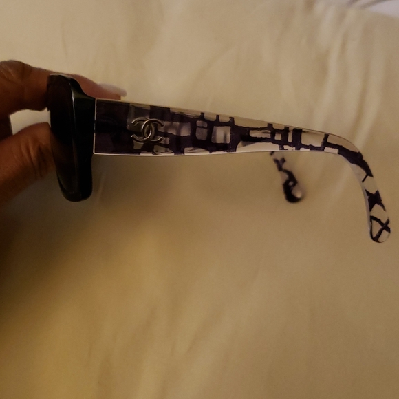 🚫SOLD🚫 Chanel shades - Picture 4 of 11